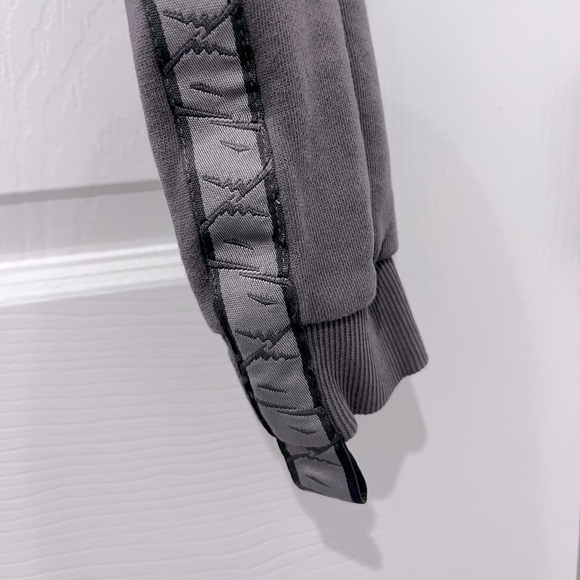 Gymshark 24/7 Cropped Sweater - Picture 6 of 8